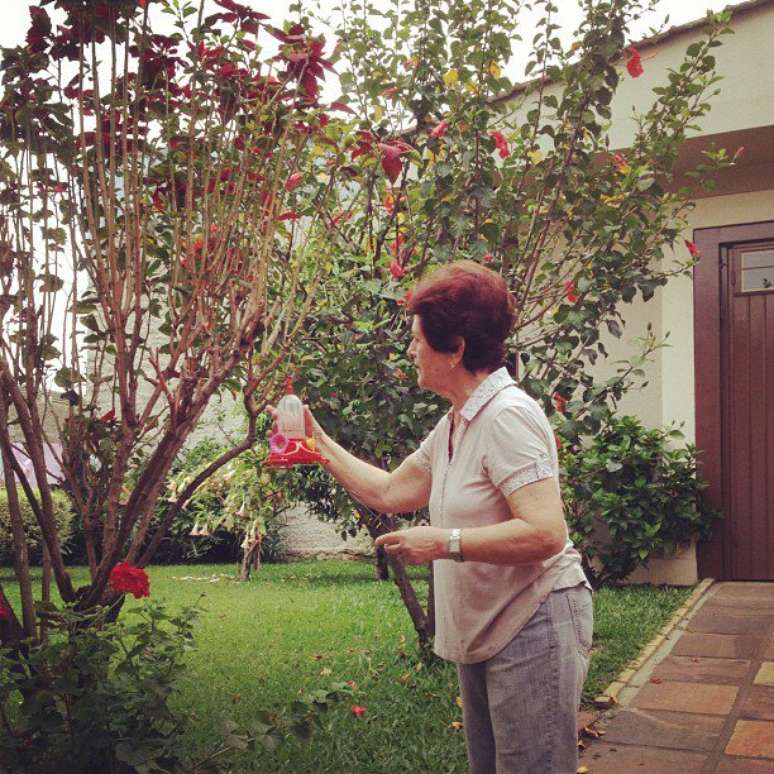 Uma das grandes terapias de Maria é cuidar do seu jardim