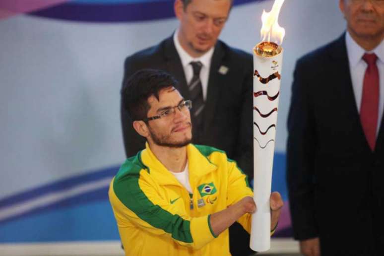 Yohansson Nascimento acendeu a tocha em Brasília(Foto: Roberto Castro/ brasil2016.gov.br)