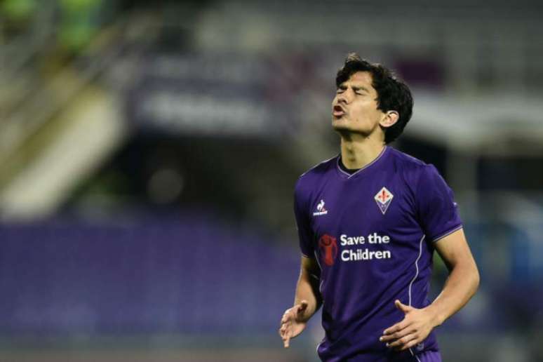 Matías Fernández, em ação pela Fiorentina (Foto: Claudio Reyes / AFP)