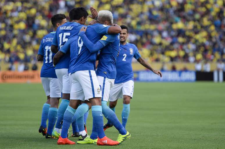 Com dois de Gabriel Jesus, Brasil bate Equador na estreia de Tite