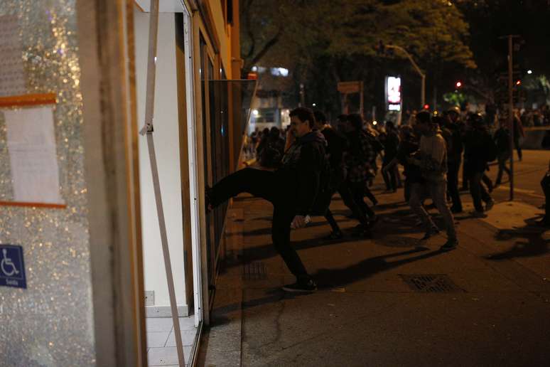 PM e manifestantes contra o impeachment entram em confronto em São Paulo