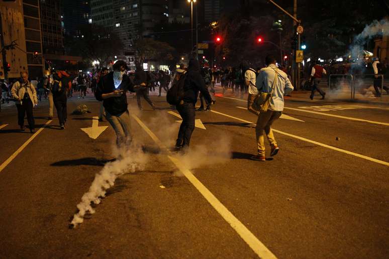 PM e manifestantes contra o impeachment entram em confronto em São Paulo