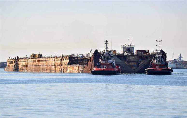 O navio Costa Concordia é desmontado no porto de Gênova