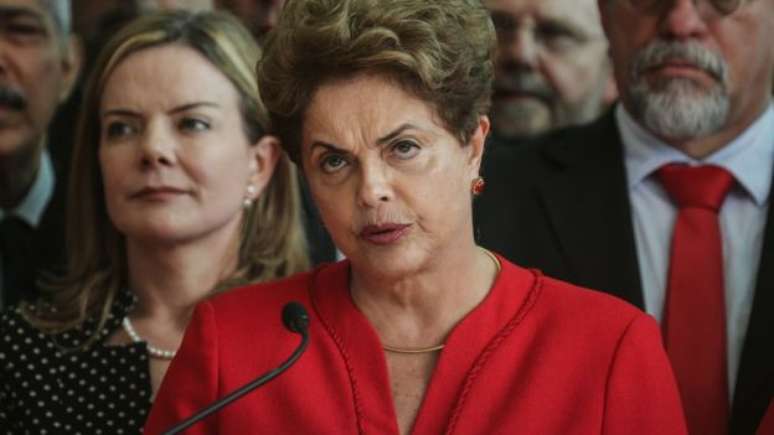 Dilma em discurso de despedida: jornais destacaram o tom duro de oposição e a tentativa de reverter decisão na Justiça 