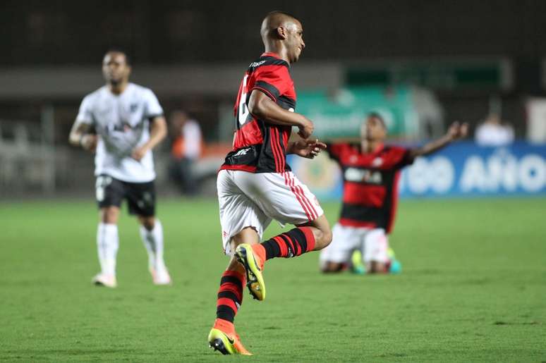 Jorge comemora o gol que anotou na vitória do Flamengo