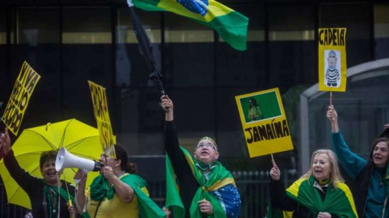 Manfestantes pró-impeachment festejam em São Paulo após votação no Senado; para britânico Guardian, pesquisas e protestos de rua mostram que &#039;eleitores estão cheios de quase todos os políticos&#039;. 