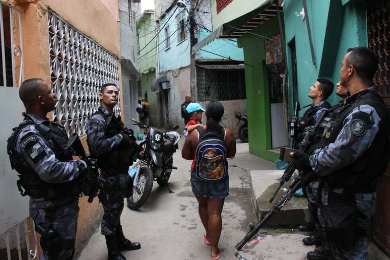 Policiais militares durante operação em comunidade do Rio de Janeiro