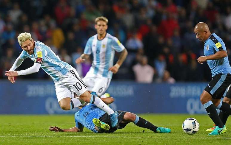 Messi sofreu marcação forte da defesa uruguaia e acabou deixando o campo com um incômodo na virilha