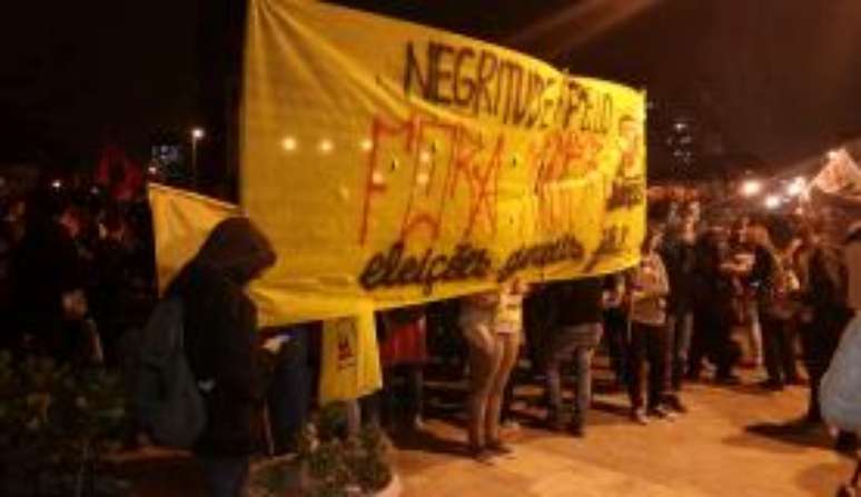 Os manifestantes se reuniram desde as 18h no Largo da Batata.