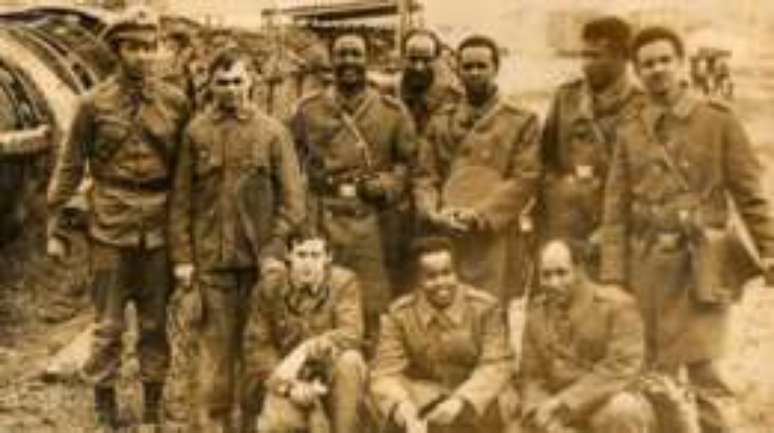 Por anos, a &uacute;nica coisa que ela tinha do pai (na extrema direita) eram fotografias antigas