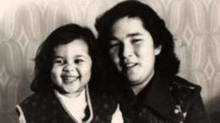 Ela foi criada pela m&atilde;e e diz que sua inf&acirc;ncia foi feliz