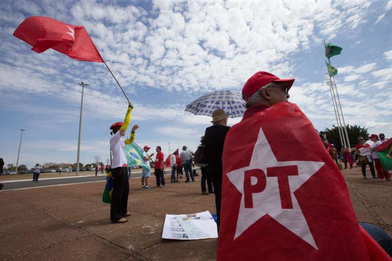 Os governos petistas  incentivaram a aprovação de leis para combater a corrupção, como a Lei da Ficha Limpa, a Lei de Acesso à Informação, entre outras. Quando a Lava Jato já havia estourado, a presidente Dilma também evitou fazer mudanças no comando da PF e do MP.