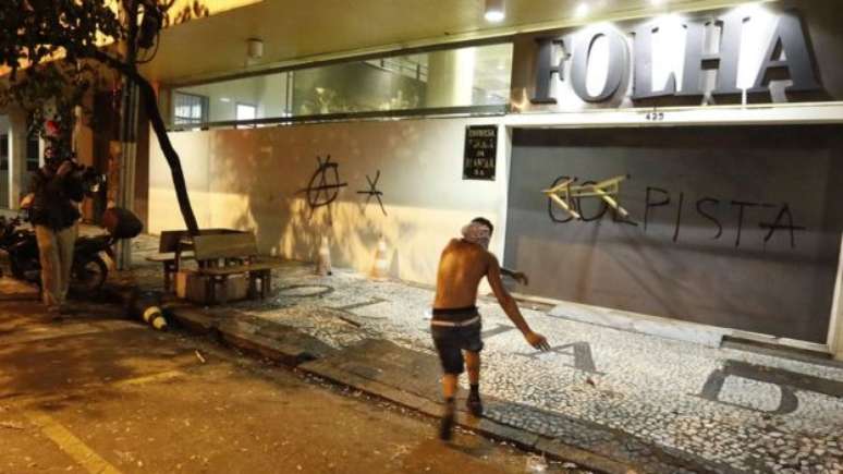 Homem atira cavalete contra a fachada do jornal Folha de S.Paulo, que também foi alvo de protestos nesta semana
