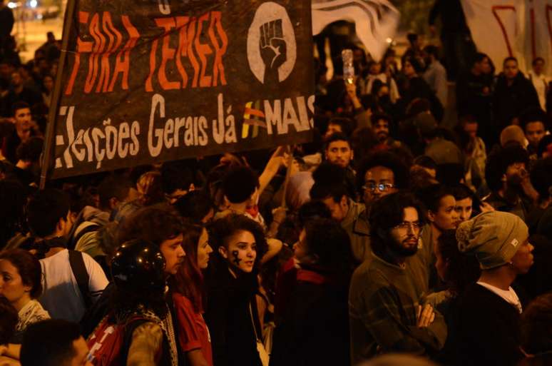 Um grupo de oito manifestantes foi detido durante o protesto, dentre eles, quatro adolescentes.