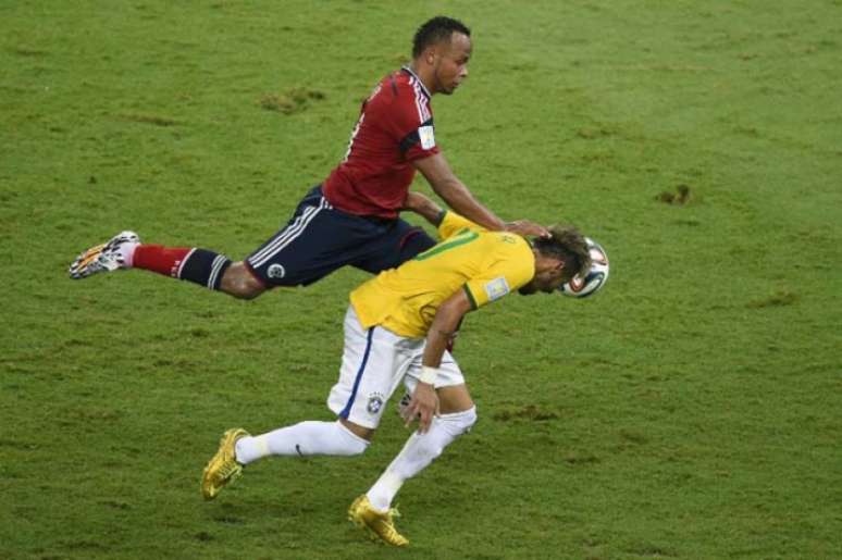 Neymar e Zúñiga: o início da rivalidade acirrada entre Brasil e Colômbia (Foto: ODD ANDERSEN / AFP)