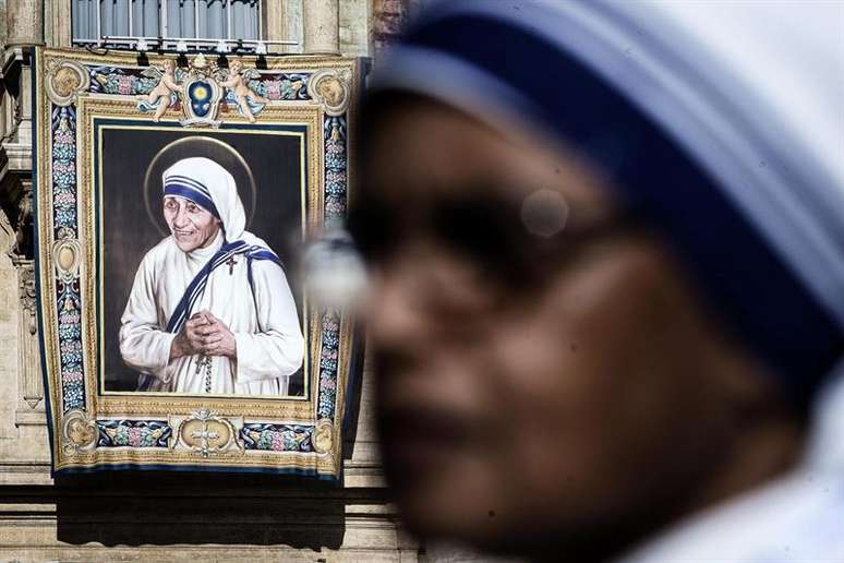 Madre Teresa ficou conhecida como a "Santa das Sarjetas", mas é acusada por críticos de promover a pobreza