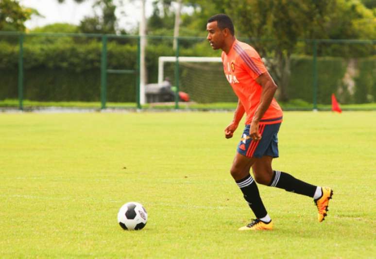 Volante reclama de dores no joelho esquerdo(Foto: Williams Aguiar/Sport Club do Recife)