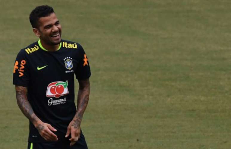 Daniel Alves será o capitão da Seleção nesta terça-feira (Foto: VANDERLEI ALMEIDA / AFP)