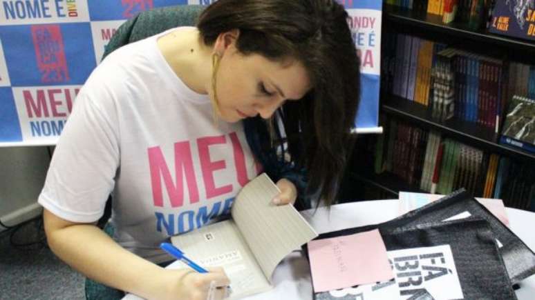 Amanda vive em Hong Kong, de onde faz os v&iacute;deos que a tornaram famosa no YouTube