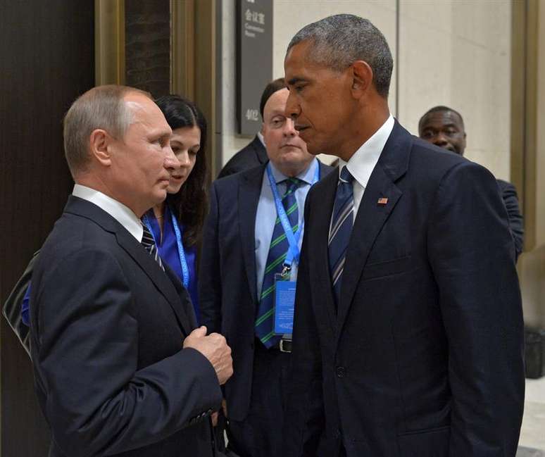 Vladímir Putin e Barack Obama conversam durante reunião do G20 na China