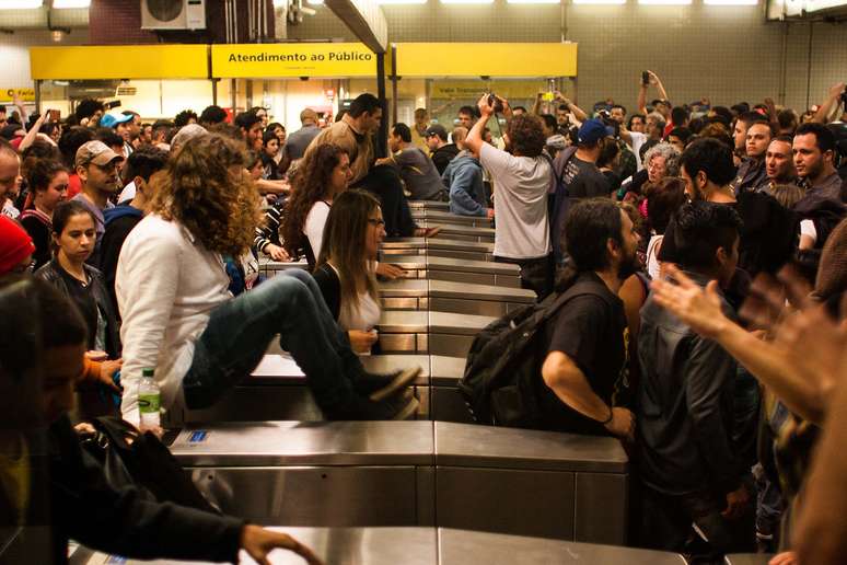 Manifestantes pularam a catraca do metrô na estação Faria Lima