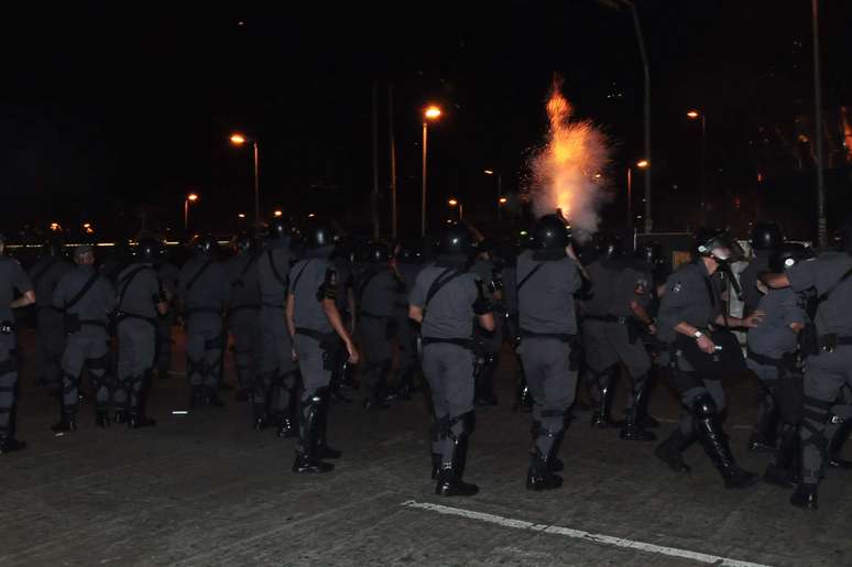 Policiais atiram contra manifestantes durante protesto em São Paulo