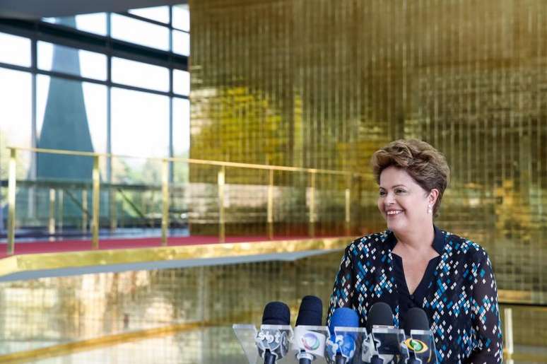 Dilma Rousseff durante entrevista coletiva no Palácio da Alvorada, residência oficial da Presidência