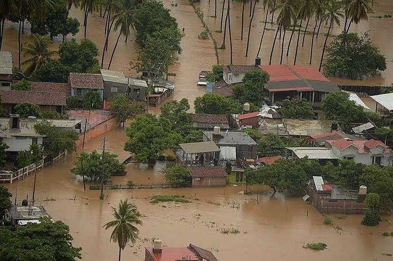 Chuvas intensas que antecederam a chegada do furacão provocaram alagamentos e deixaram desabrigados