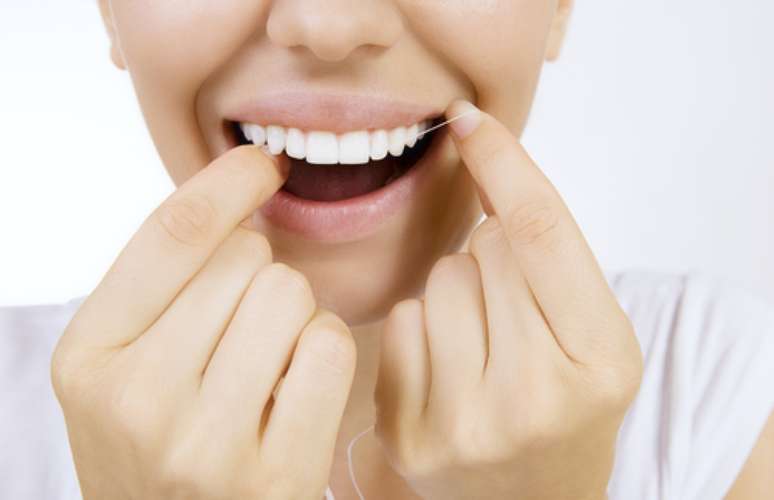 Entenda porque usar o fio dental é essencial para a saúde bucal