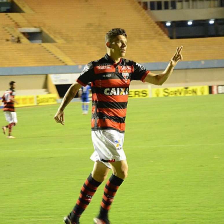 Júnior Viçosa marcou o primeiro na vitória por 2 a 0 (Foto:Divulgação/Facebook oficial do Atlético-GO)