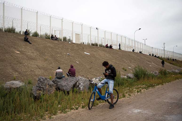 Cidade francesa abriga milhares de migrantes que esperam cruzar o Canal da Mancha.