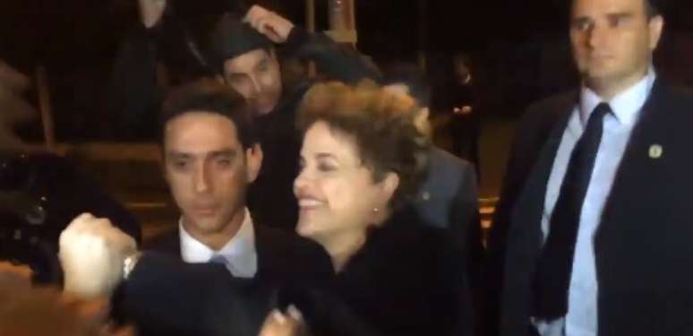 Dilma é recebida por simpatizantes em Porto Alegre