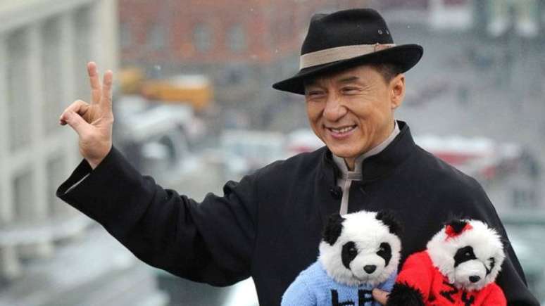 O ator de filmes de ação Jackie Chan já pousou para fotos com dois pequenos pandas de pelúcia em Moscou, na Rússia