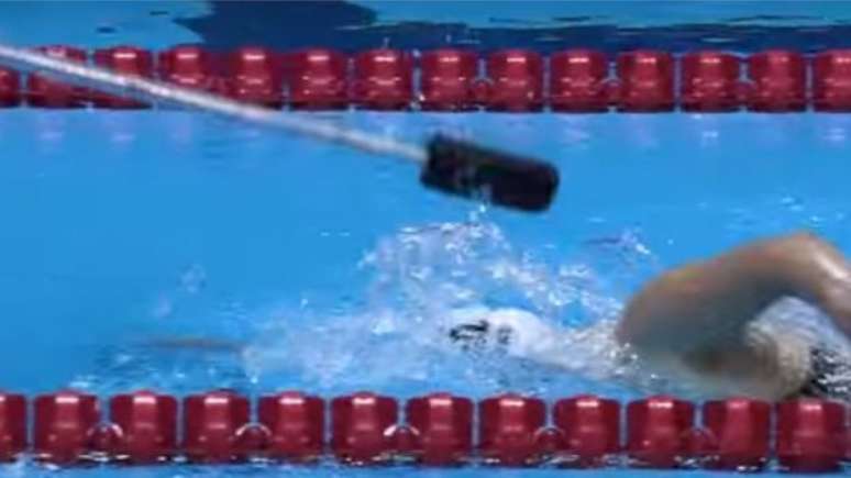 Auxiliares são necessários para atletas cegos nas provas de natação