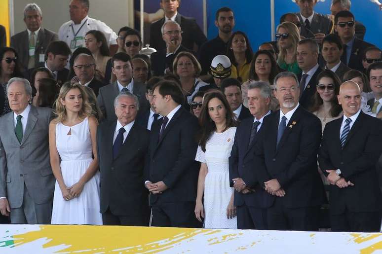 O presidente Michel Temer e a primeira-dama Marcela Temer durante desfile de 7 de Setembro, na Esplanada dos Ministérios. Participam da solenidade (da esquerda para direita) Ricardo Lewandowski, presidente do STF, deputado Rodrigo Maia, presidente da Câmara dos Deputados, Rodrigo Rollemberg, governador do DF, e ministros Raul Jungmann, da Defesa, e Alexandre de Moraes, da Justiça 