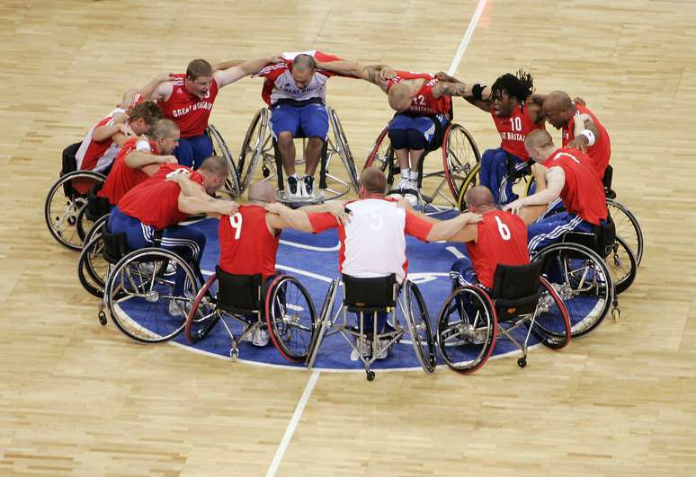 Apesar de adversários, os atletas de basquete de cadeira de rodas demonstram respeito e solidariedade durante as partidas
