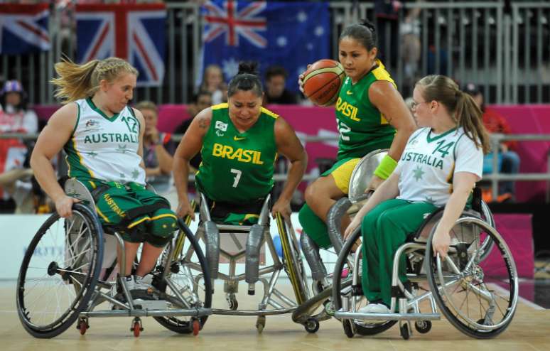 Seleção Brasileira feminina em ação durante a disputa dos Jogos Olímpicos de Londres, em 2012