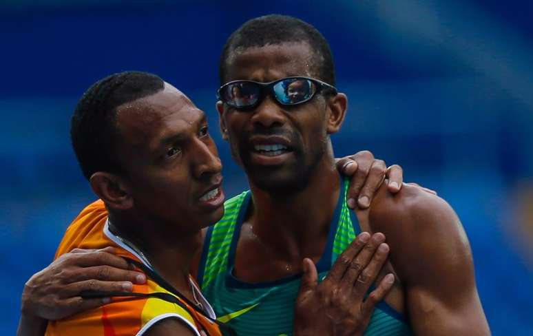 Na altura da metade da prova Odair Santos trocou seu guia e indicava que iria dar seu último gás no trecho final para assegurar o primeiro ouro do Brasil nessas Paralimpíadas. Figurando entre os primeiros colocados, o atleta assumiu a frente faltando duas voltas para completar os 5000m.