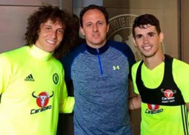 Ceni com David Luiz e Oscar, na Inglaterra, onde faz curso para ser técnico (foto: Reprodução/Facebook)