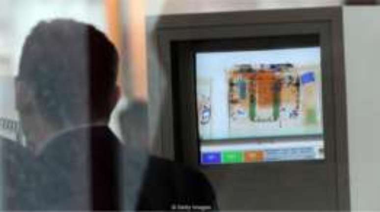 Raios-X j&aacute; s&atilde;o usados em aeroportos para escanear bagagens - e alguns conseguem ver atrav&eacute;s das roupas