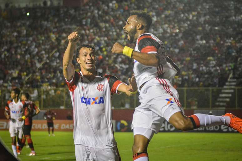 Fernandinho comemora com Leandro Damião o gol que marcou na vitória, de virada, do Flamengo sobre o Vitória, em Salvador