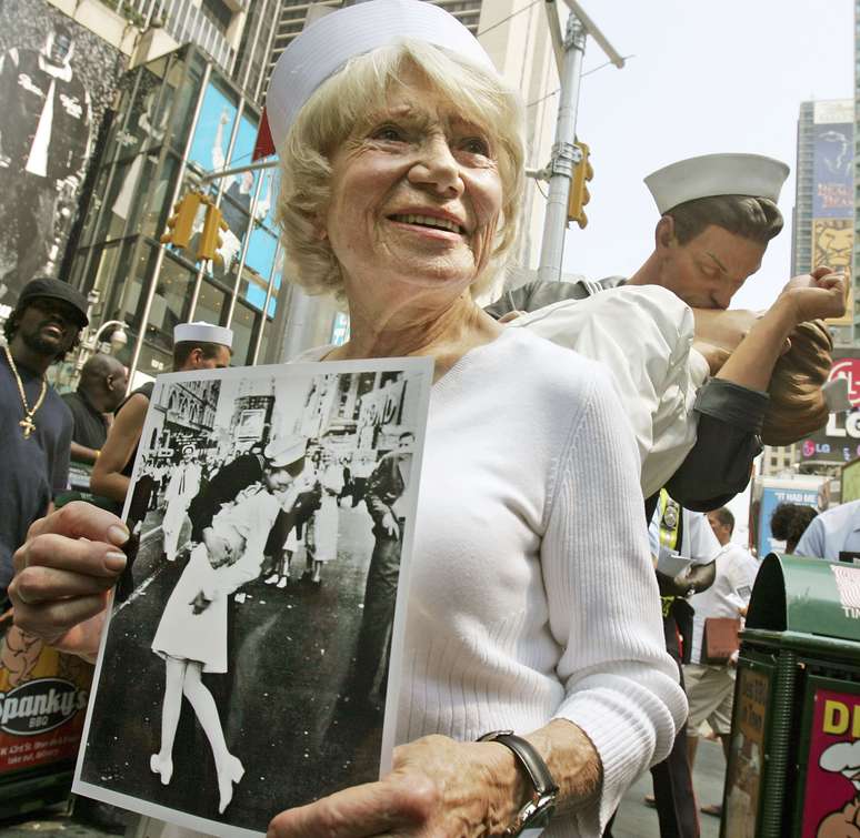 Greta Friedman foi homenageada em 2005 com uma estátua que reproduzia a famosa cena na Times Square, em Nova York