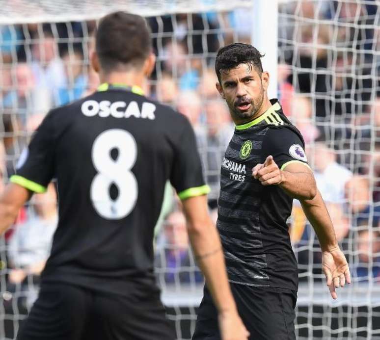 Diego Costa, que marcou dois gols, um deles um lindo de bicicleta, comemora junto com o meia brasileiro Oscar