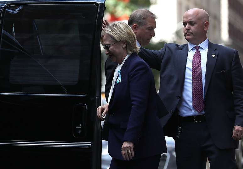 Hillary Clinton deixa o ato de homenagem às vítimas do 11 de setembro