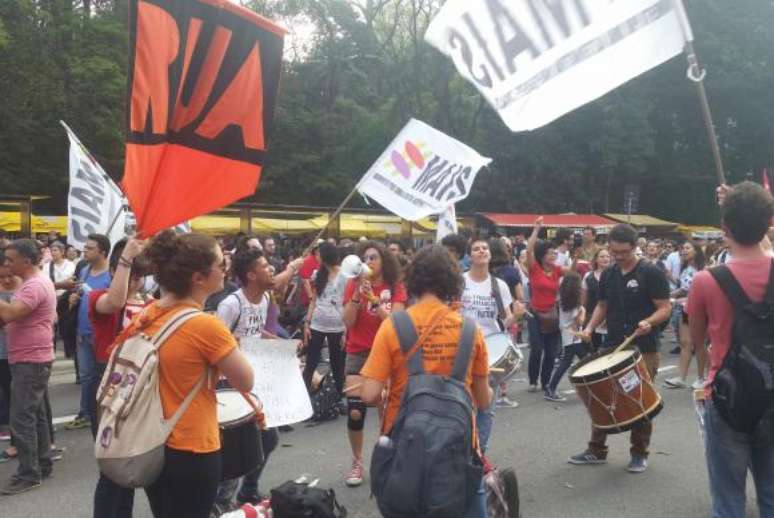 Integrantes do MTST ocupam a Avenida Paulista em protesto contra o governo de Michel Temer