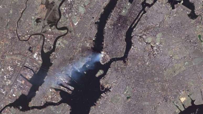 Esta imagem foi feitta pelo satélite Landsat 7 no dia 12 de setembro de 2001, dia seguinte aos ataques.