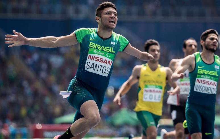 Petrúcio Ferreira comemora seu primeiro ouro nos Jogos na pista do Estádio Olímpico