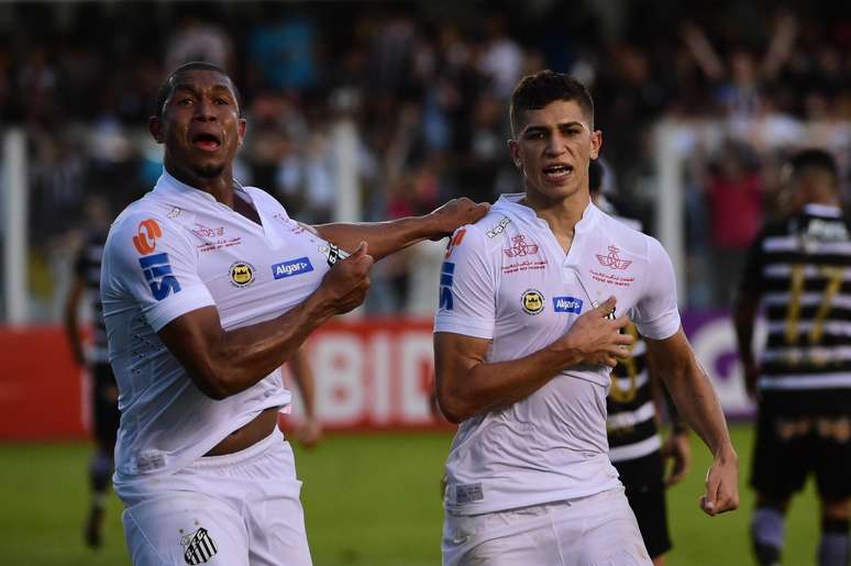 Vitor Bueno comemora com Rodrigão o gol, de pênalti, que marcou pelo Santos na partida contra o Corinthians, na Vila Belmiro