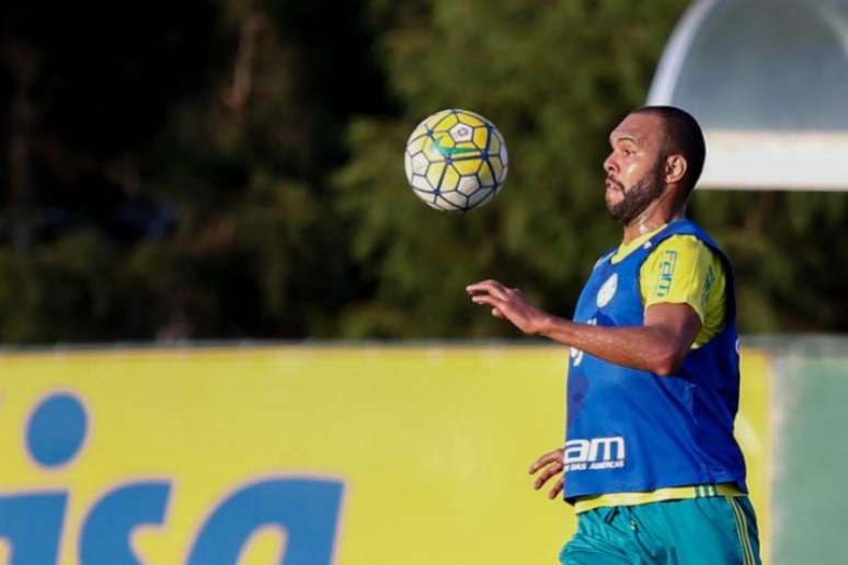 Alecsandro volta a treinar na Academia de Futebol nesta segunda-feira (Foto: Marcello Zambrana/AGIF/Lancepress!)