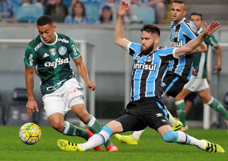 Gabriel Jesus sofreu com a marcação do Grêmio e acabou saindo machucado (Foto: Ricardo Rímoli/Lancepress!)